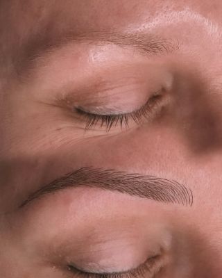 🌞 Chceš mít krásné, upravené obočí i na dovolené, bez líčení a starostí? Microblading je ta nejlepší volba – a ano, můžeš...